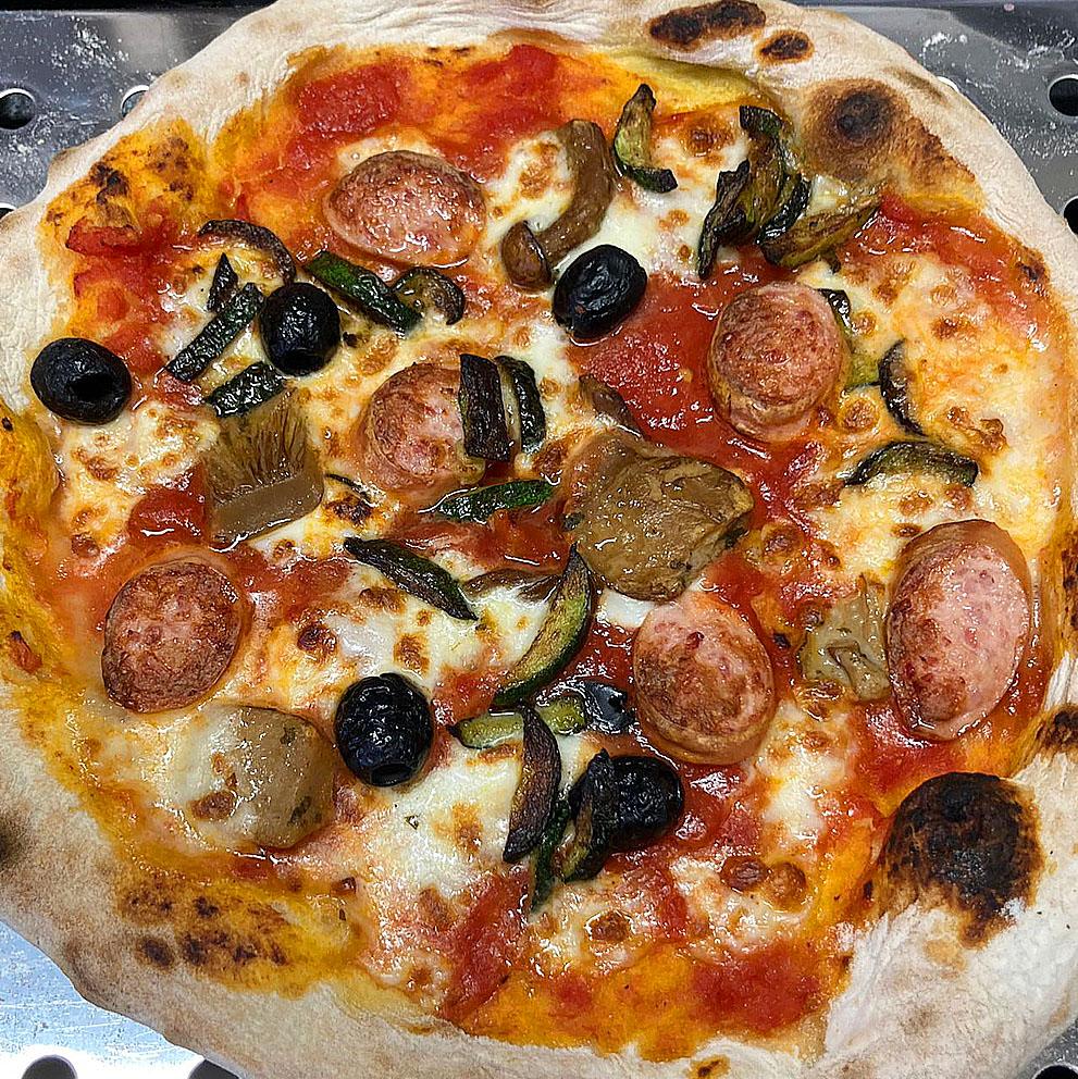 HAUSGEMACHTE PIZZA