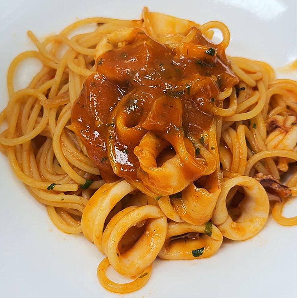 Spaghetti mit Tomatensoße, Tintenfischringen und -fäden 