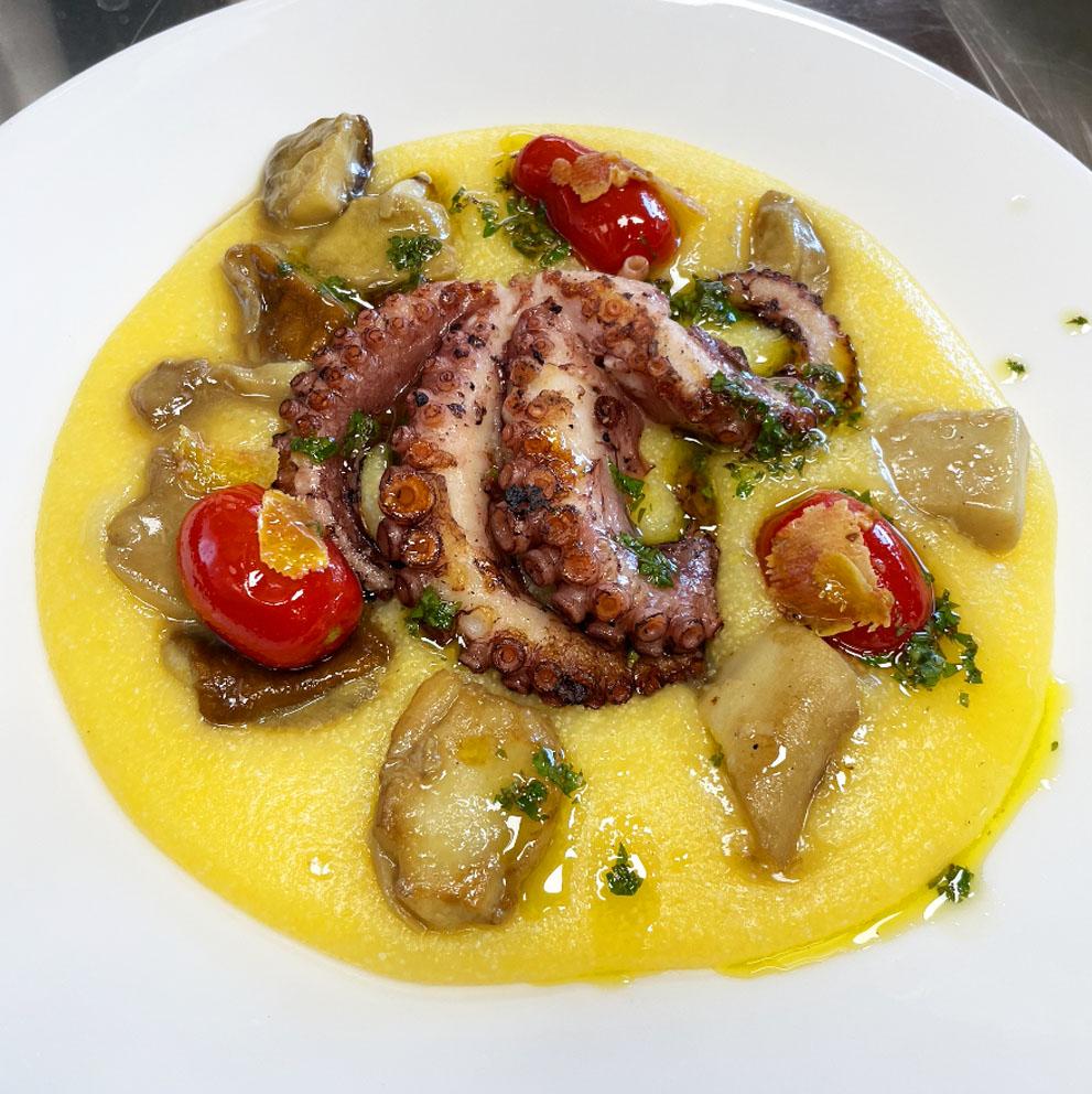 Oktopus mit Polenta, Pilzen und Kirschtomaten