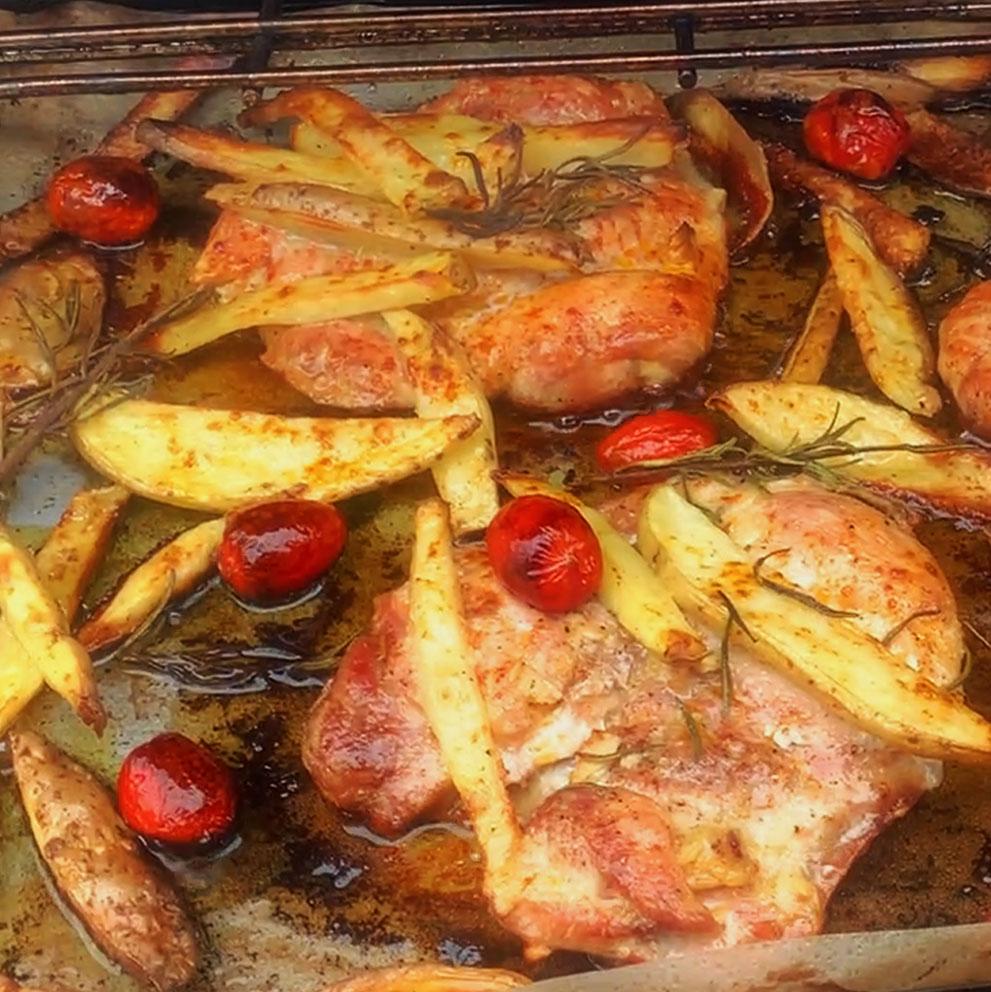 Hähnchen mit Kartoffeln und Kirschtomaten