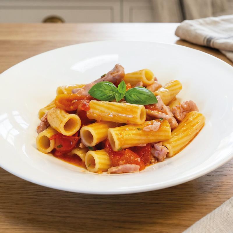 Mediterrane Pasta mit frischem Thunfisch