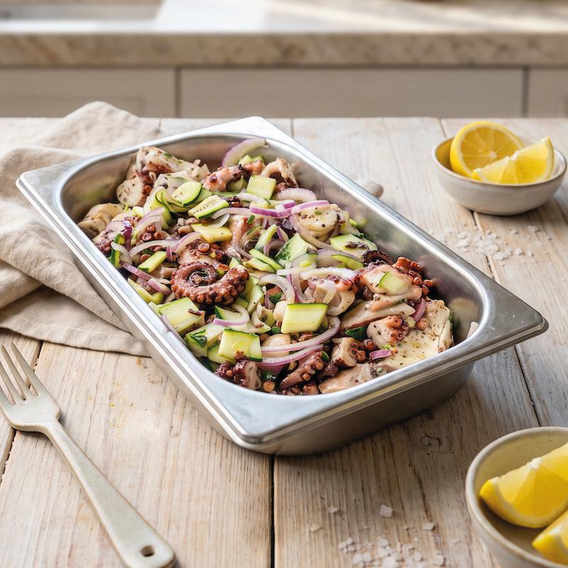 Oktopussalat mit Zucchini und Zwiebeln