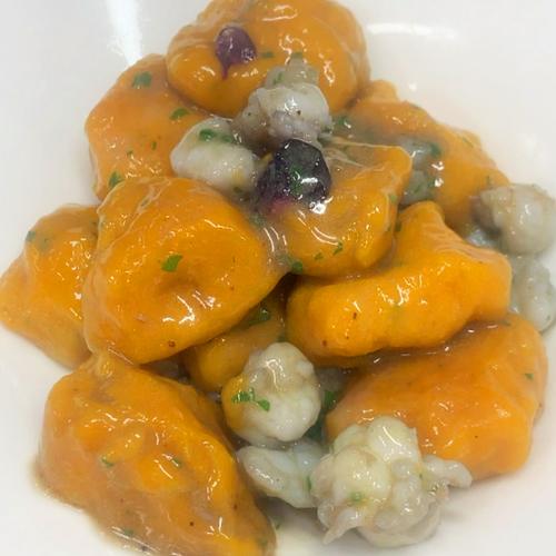 Ñoquis de calabaza con gambas y arándanos