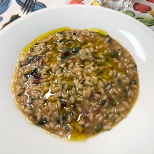 Risotto mit Radicchio, roten Rübenblättern und Bruscandoli